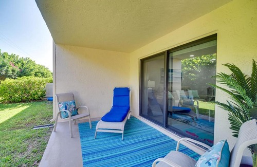 Cocoa Beach Apartment | Cocoa Beach Condo with Community Pool and Hot Tub!