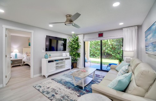 Cocoa Beach Apartment | Cocoa Beach Condo with Community Pool and Hot Tub!