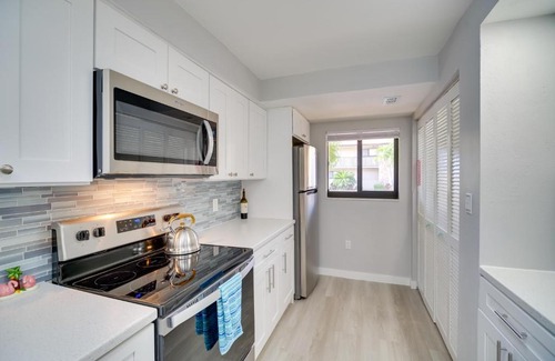 Cocoa Beach Apartment | Cocoa Beach Condo with Community Pool and Hot Tub!