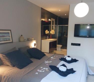 Lusignan-Petit Bed & Breakfast | Cocon de Verdure avec piscine chambre lit king-size 2m