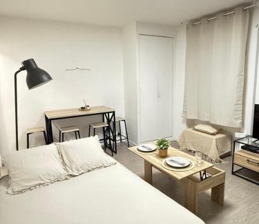 Prefecture Apartment | Cocon Marseillais, Centre-Ville, Vieux-Port - Rue Paradis, Rénové, Climatisé, 2pers