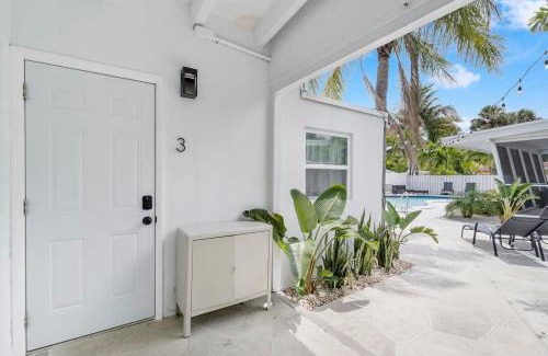 Dolphin Isles Apartment | Coconut Walk To The BeachComfy Beds Firepit Pool