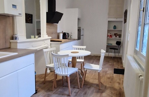 Dole Apartment | Coeur de Ville, Appartement en rez de Chaussée, Pouvant Accueillir 4 Personnes