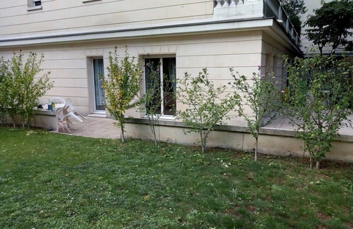 Le Plessis-Robinson Apartment | Coin de Verdure à 6 km de Paris et 15 mn. Centre de Paris - RER Direct à 200 m