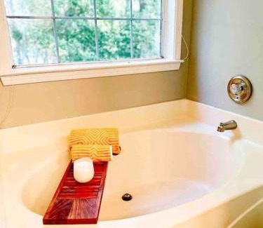 Huntcliff Villa | COLA Lakeview Oasis - King Suite