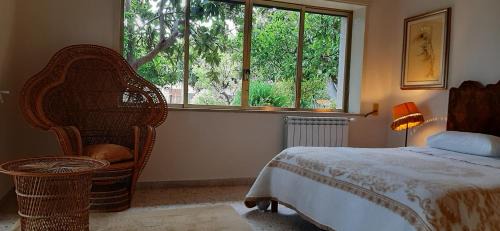 Milazzo Apartment | Colazione in giardino con vista mare