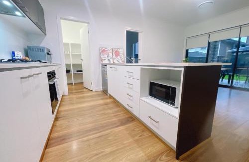 Colebee House | Colebee 4 Bedroom House Walk to Park and Shops