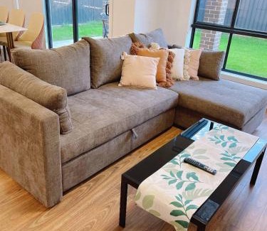 Colebee House | Colebee 4 Bedroom House Walk to Park and Shops