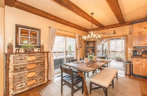 Pittsburg Cabin | Colibri Cabin on a peaceful lake, with a hot tub!