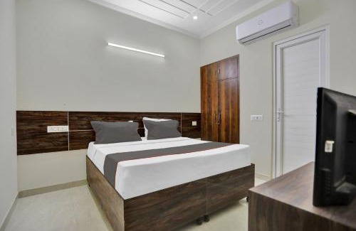 Knowledge Park III Hotel | Collection O Raksha Inn Near PVR Ansal Plaza Greater Noida