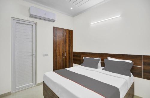 Knowledge Park III Hotel | Collection O Raksha Inn Near PVR Ansal Plaza Greater Noida