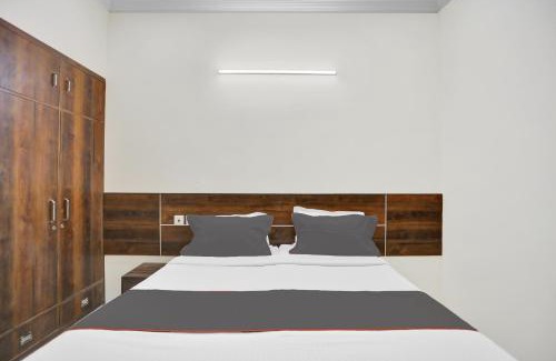 Knowledge Park III Hotel | Collection O Raksha Inn Near PVR Ansal Plaza Greater Noida