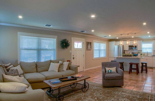 Fredericksburg House | College St. Retreat - German style Sunday House