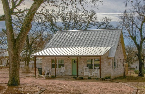 Fredericksburg House | College St. Retreat - German style Sunday House