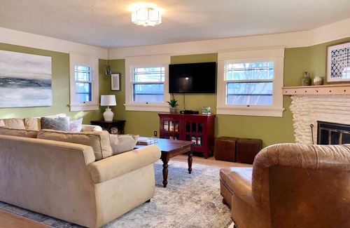 Amazon House | College Sweetheart! 2 blocks from UO on a beautiful street!