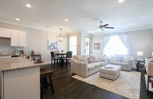 Oxford House | Colonel's Crib - 3 Bedroom Suites + Loft!