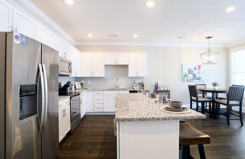 Oxford House | Colonel's Crib - 3 Bedroom Suites + Loft!