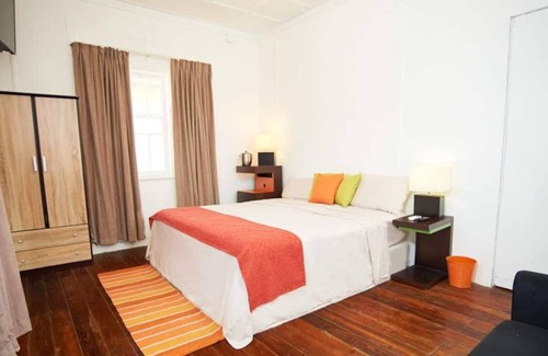 Downtown Apartment | Colonial Cottage Apartment-5 mins walk from savannah!