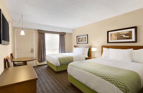 Saskatoon Downtown Hotel | Colonial Square Inn & Suites