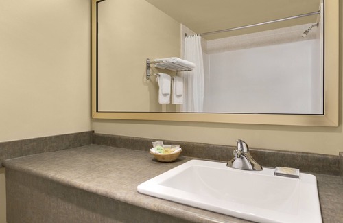 Saskatoon Downtown Hotel | Colonial Square Inn & Suites