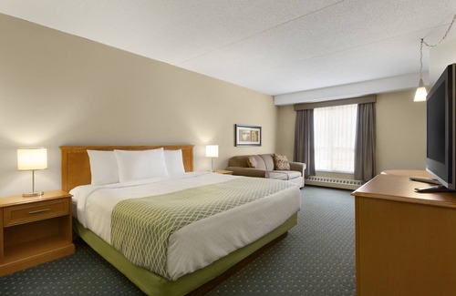 Saskatoon Downtown Hotel | Colonial Square Inn & Suites