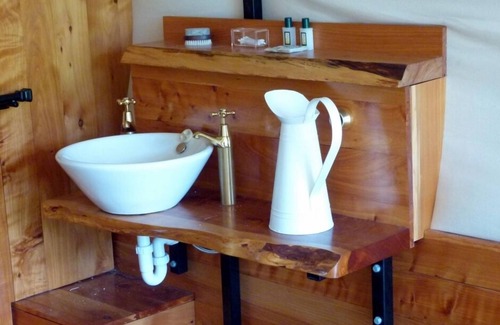 Kaikoura Bed & Breakfast | COLONIAL WAGON + sleepout - Wacky Stays - 6 UNIQUE rentals in Kaikoura