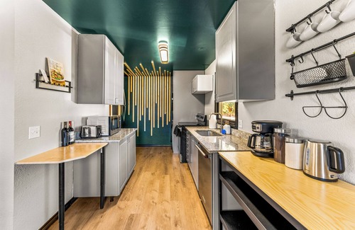 Dayton Triangle Apartment | Colorful Game Casa | BBQ | FIREPIT