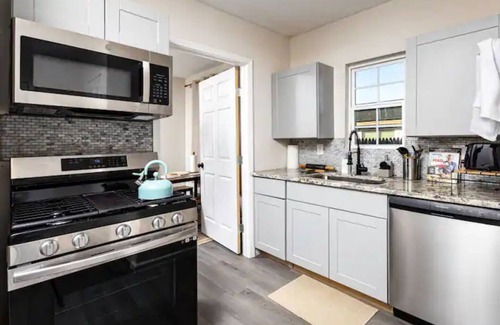 Lubbock House | Colorful home|Gazebo|Walk to Texas-Tech and UMC