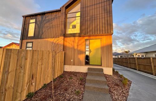 Phillipstown Apartment | Colour Burst Townhouse