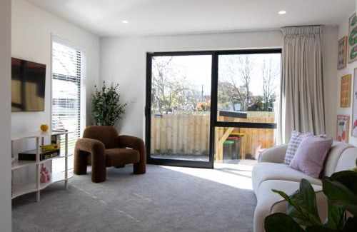 Phillipstown Apartment | Colour Burst Townhouse