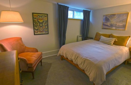 Cote-Des-Neiges—Notre-Dame-De-Grace Apartment | Colourful and Bright Renovated Basement Suite