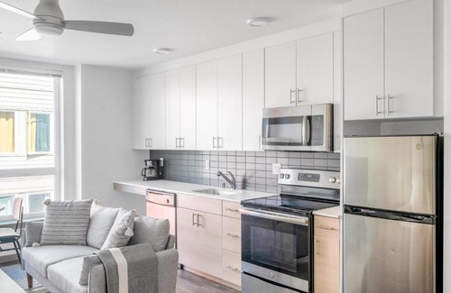 Columbia City Apartment | Columbia City Studio w WD Gym nr Light Rail SEA-345