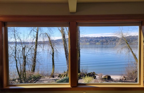 Woodland House | Columbia River Waterfront-Private Beach with Kayaks/Canoe -7 min from I-5