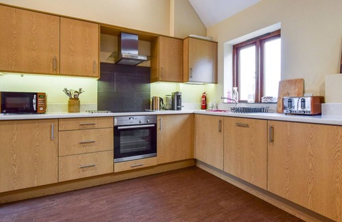 Bidford-on-Avon House | Combine Shed at Oosland Barns - sleeps 4 guests in 2 bedrooms