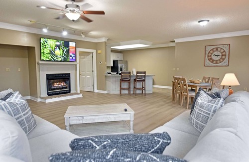 Ellijay Hotel | Combined Family Suite w/ Resort Pool + VIEWS