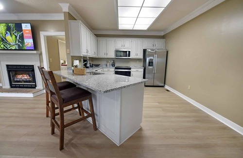 Ellijay Hotel | Combined Family Suite w/ Resort Pool + VIEWS