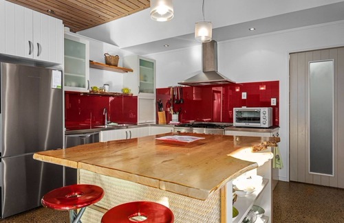 Te Kaha House | Come and stay at XanDie's! Premium accommodation at Waihau Bay!
