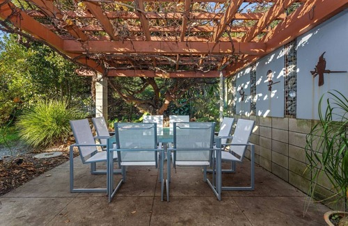 Te Kaha House | Come and stay at XanDie's! Premium accommodation at Waihau Bay!