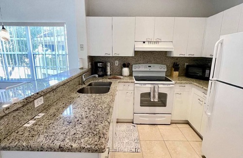 Boca Raton Apartment | Come cozy up in this modern, bright and airy West Boca Raton apartment