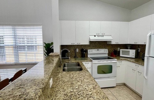 Boca Raton Apartment | Come cozy up in this West Boca Raton apartment