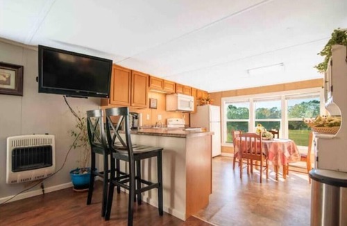 Hartselle House | Come enjoy a stay at Pleasant Lane! Plenty of parking & great surrounding area!