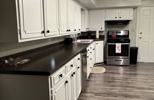 Jeffersonville House | Come explore all that Jeffersonville and Louisville have to offer