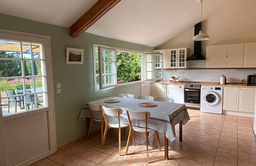 Saint-Caprais-de-Bordeaux House | Come relax on a Bordeaux family vineyard in this charming bright holiday house