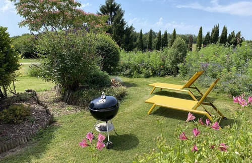 Saint-Caprais-de-Bordeaux House | Come relax on a Bordeaux family vineyard in this charming bright holiday house