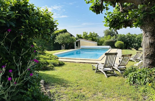 Saint-Caprais-de-Bordeaux House | Come relax on a Bordeaux family vineyard in this charming bright holiday house