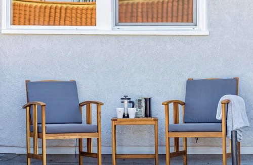 Alamitos Beach Apartment | Come live the sunny & relaxing SoCal life in our brand-new sunny beach getaway