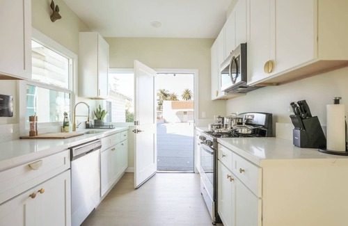 Alamitos Beach Apartment | Come live the sunny & relaxing SoCal life in our brand-new sunny beach getaway