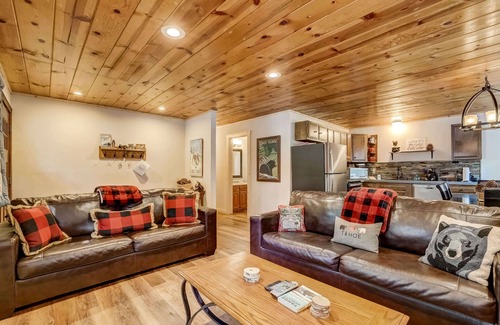 Pioneer Trail Cabin | Come Snuggle Up at Cozy Bear Cabin!
