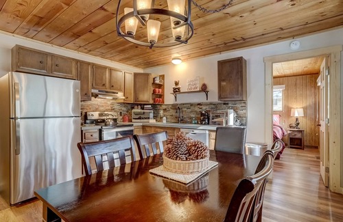 Pioneer Trail Cabin | Come Snuggle Up at Cozy Bear Cabin!