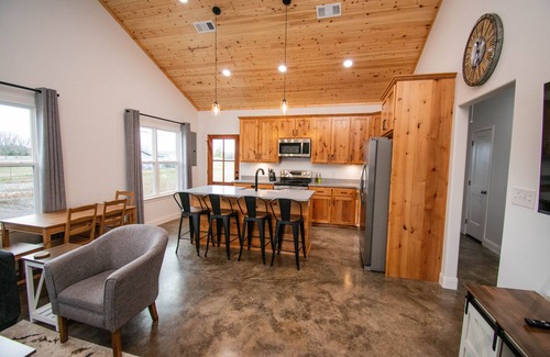 Gober House | Come stay at Two Lakes Cottage just minutes away from Bois d’Arc Lake